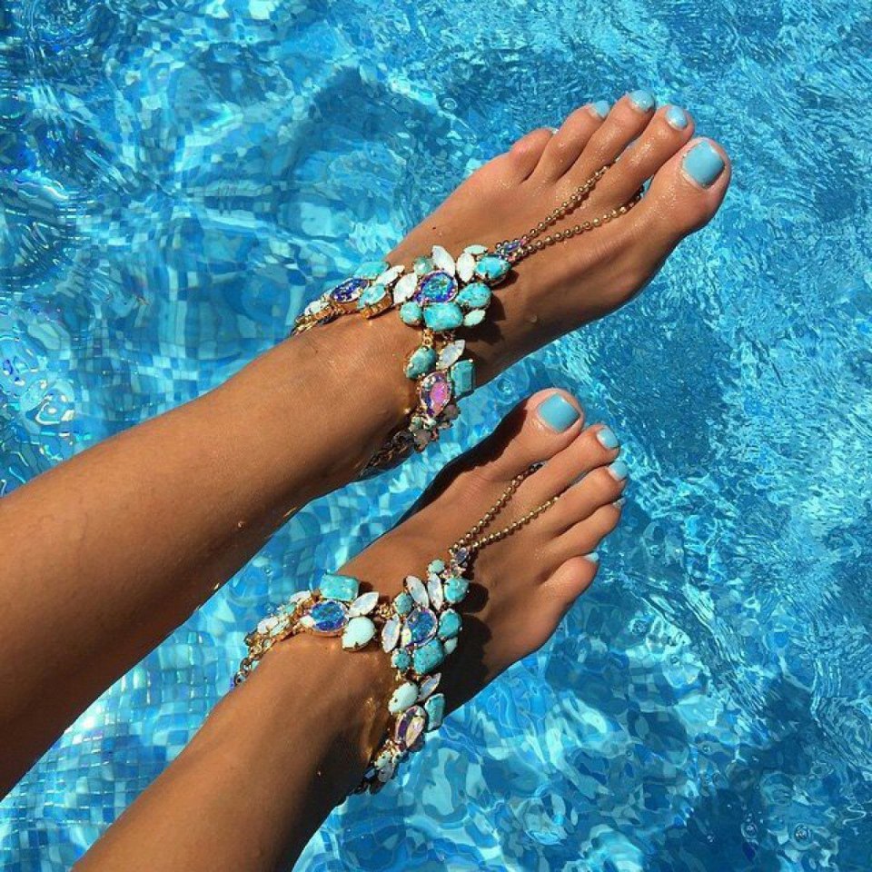 Педикюр яркий летний