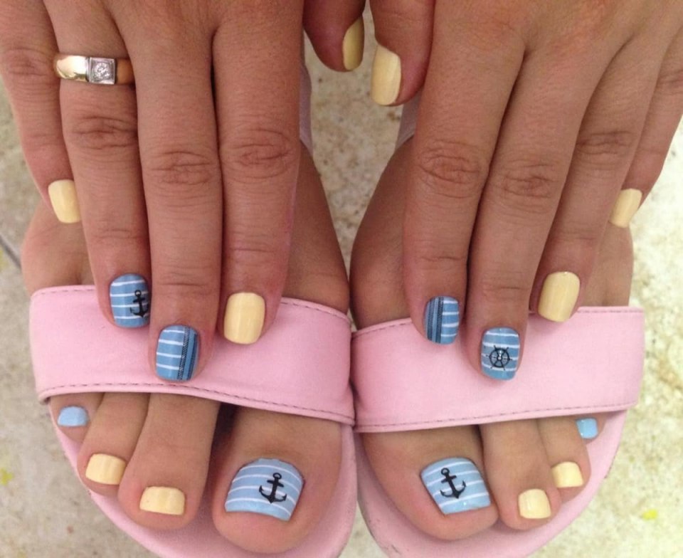 Маникюр и педикюр в одном стиле