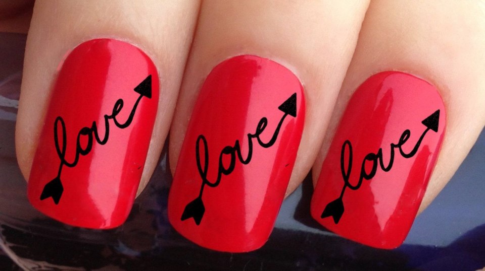 Маникюр с надписью Love