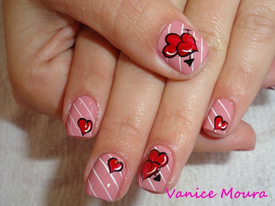 Маникюр на короткие ногти с сердечками