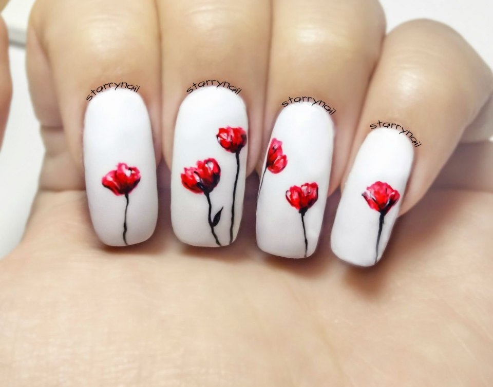 Красный маникюр с маками