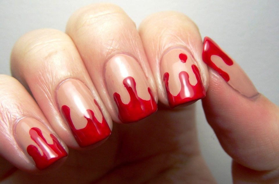 Красный маникюр с рисунком