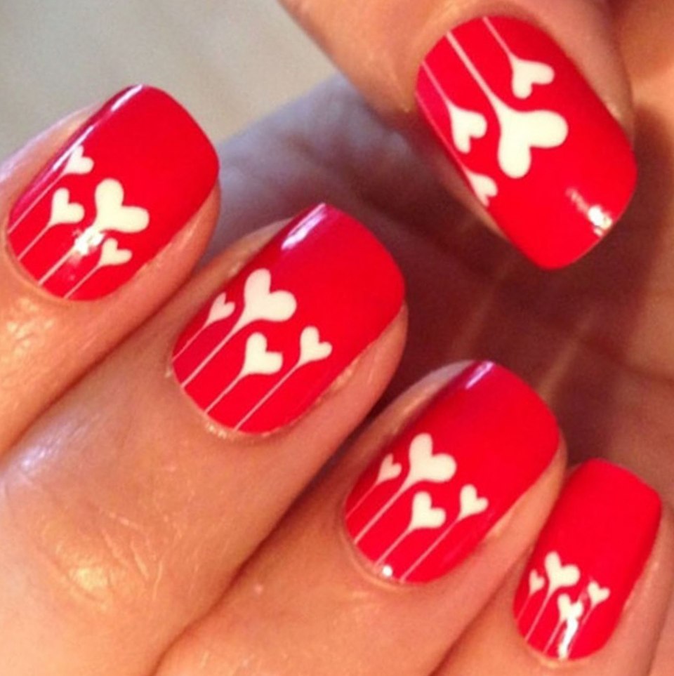 Красный маникюр с сердцем
