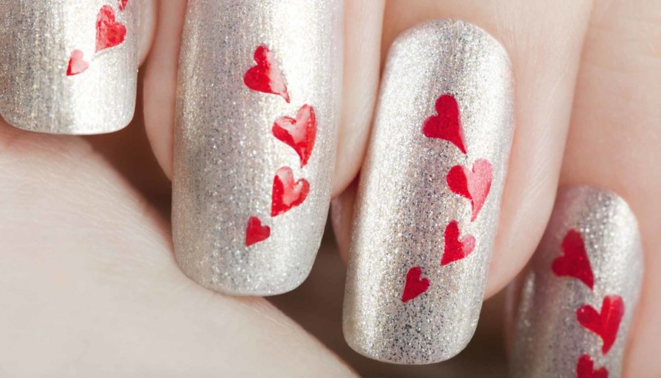 Маникюр с сердечком на факе