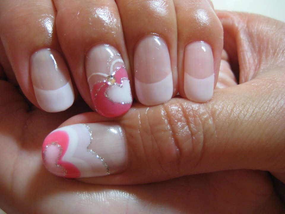 Наращивание ногтей френч с сердцем