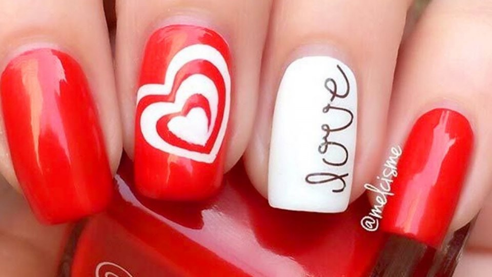 Красные ногти с надписями