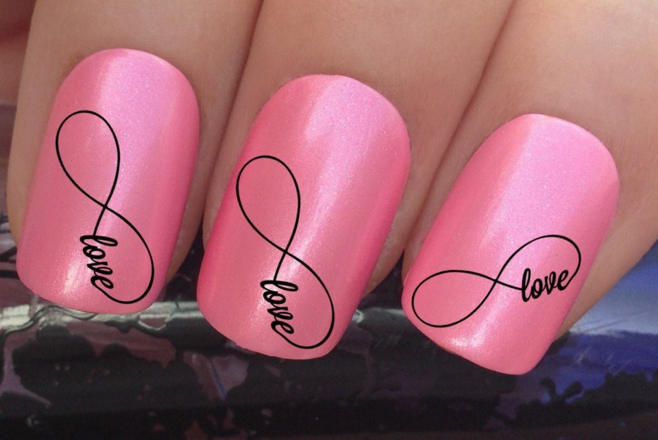 Розовые ногти с надписями