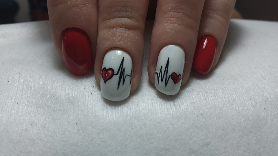 Маникюр с кардиограммой