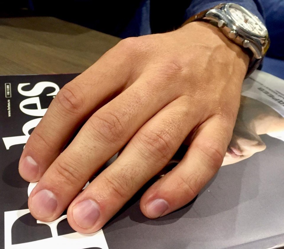 Мужской маникюр белый