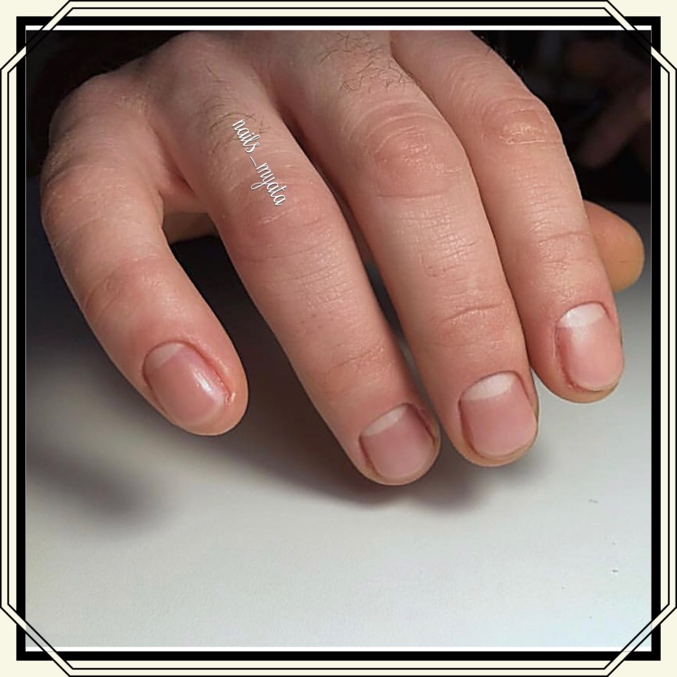 Мужской маникюр молочный матовый