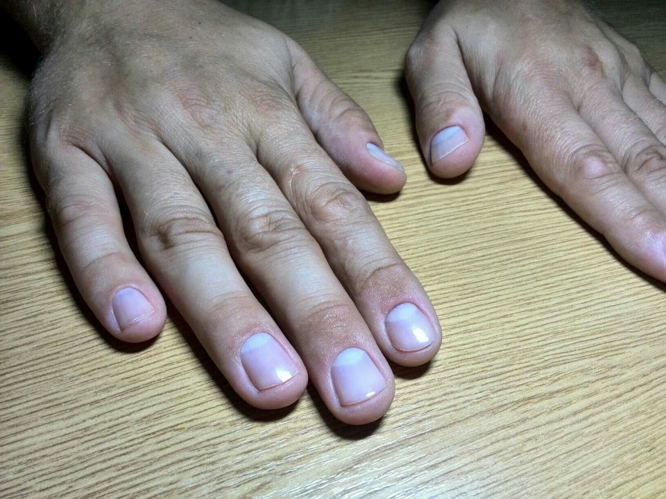 Мужской французский маникюр