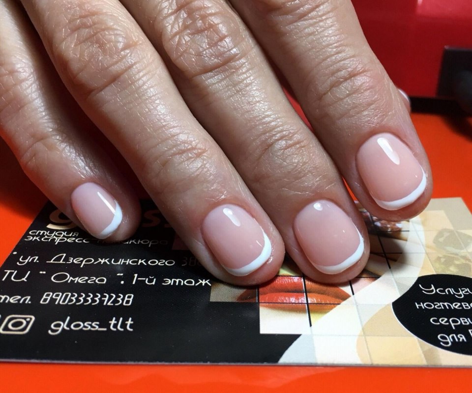 Мужчина в салоне красоты маникюр