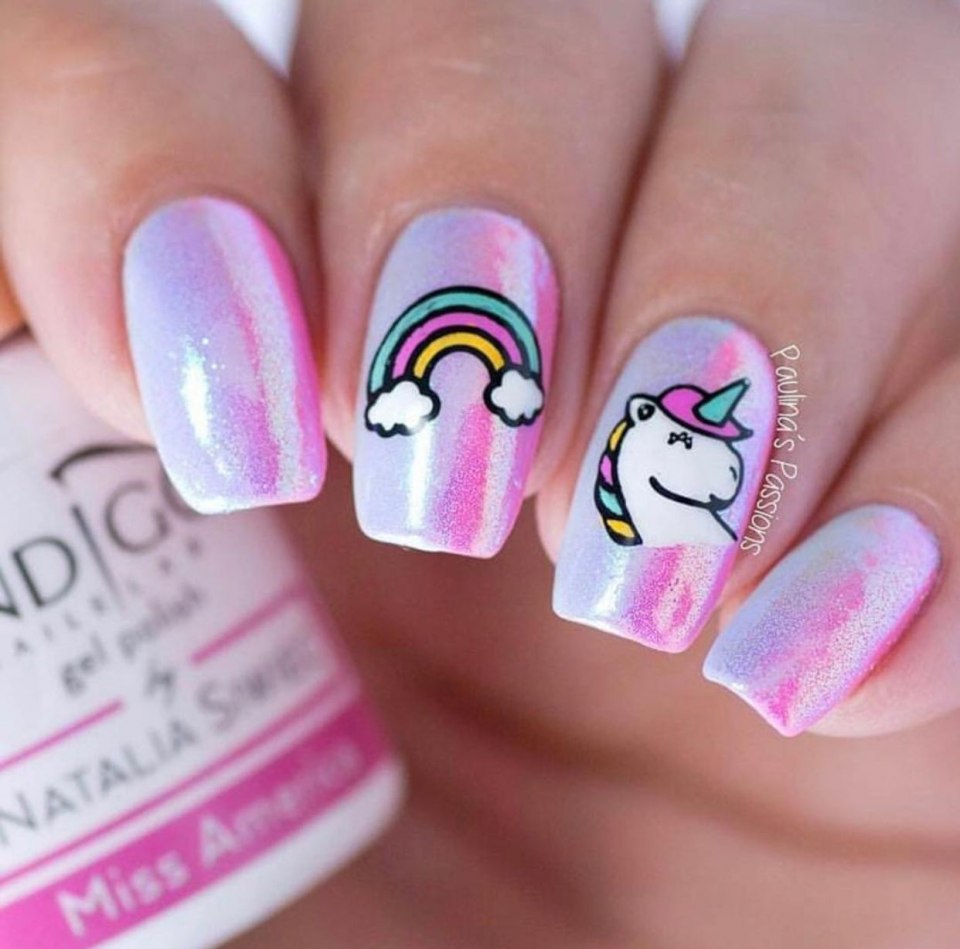 Летний маникюр с наклейками