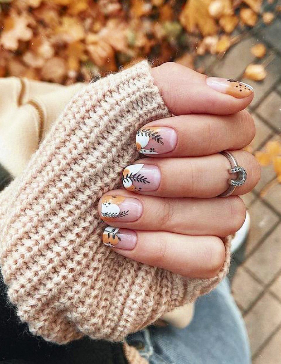 Осенний маникюр красно-желтый