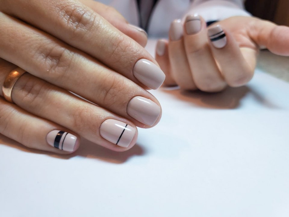 Маникюр в пастельных тонах с полосками