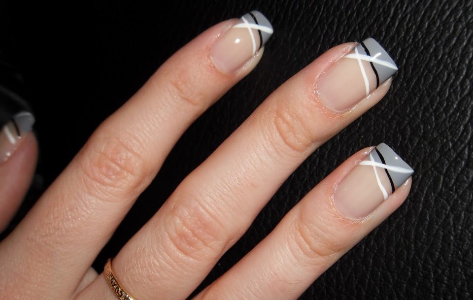 Классический французский маникюр с полоской