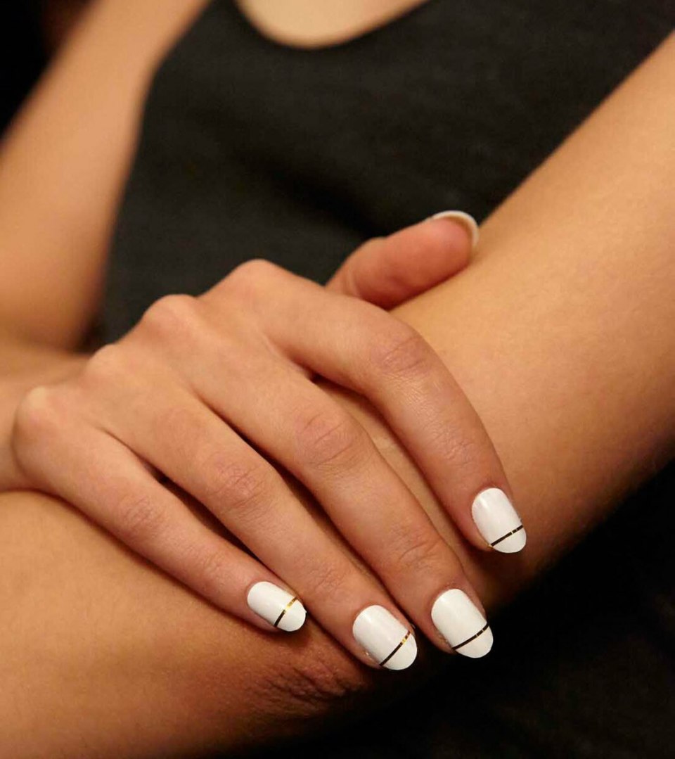 Белый маникюр с полосками