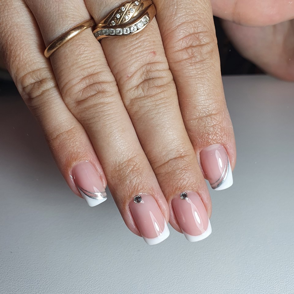 Французский маникюр с полосками