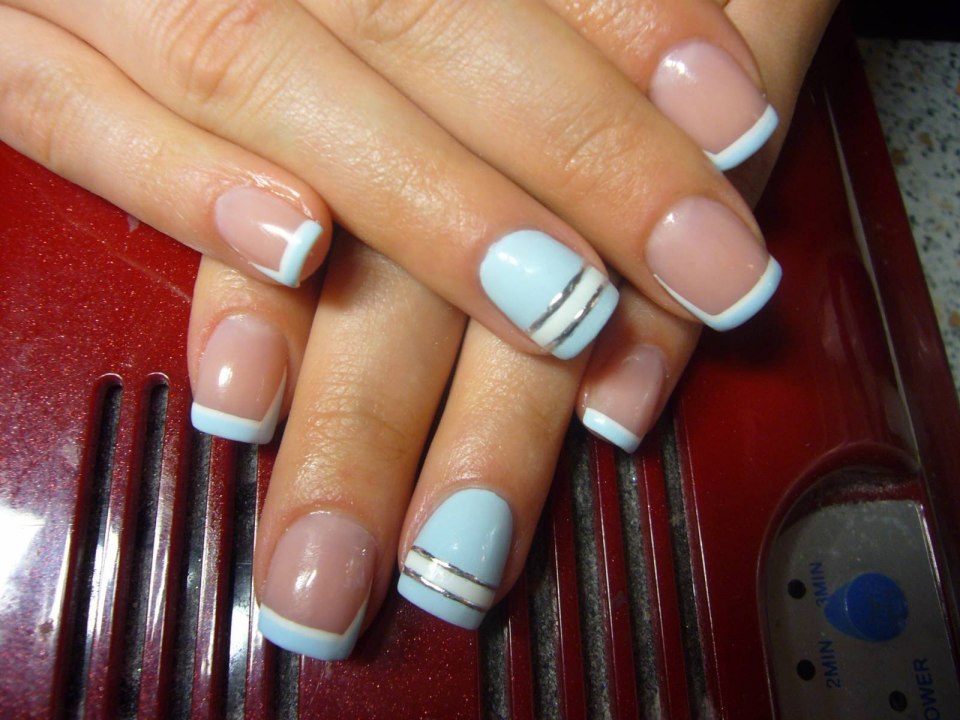 Французский маникюр с полосками