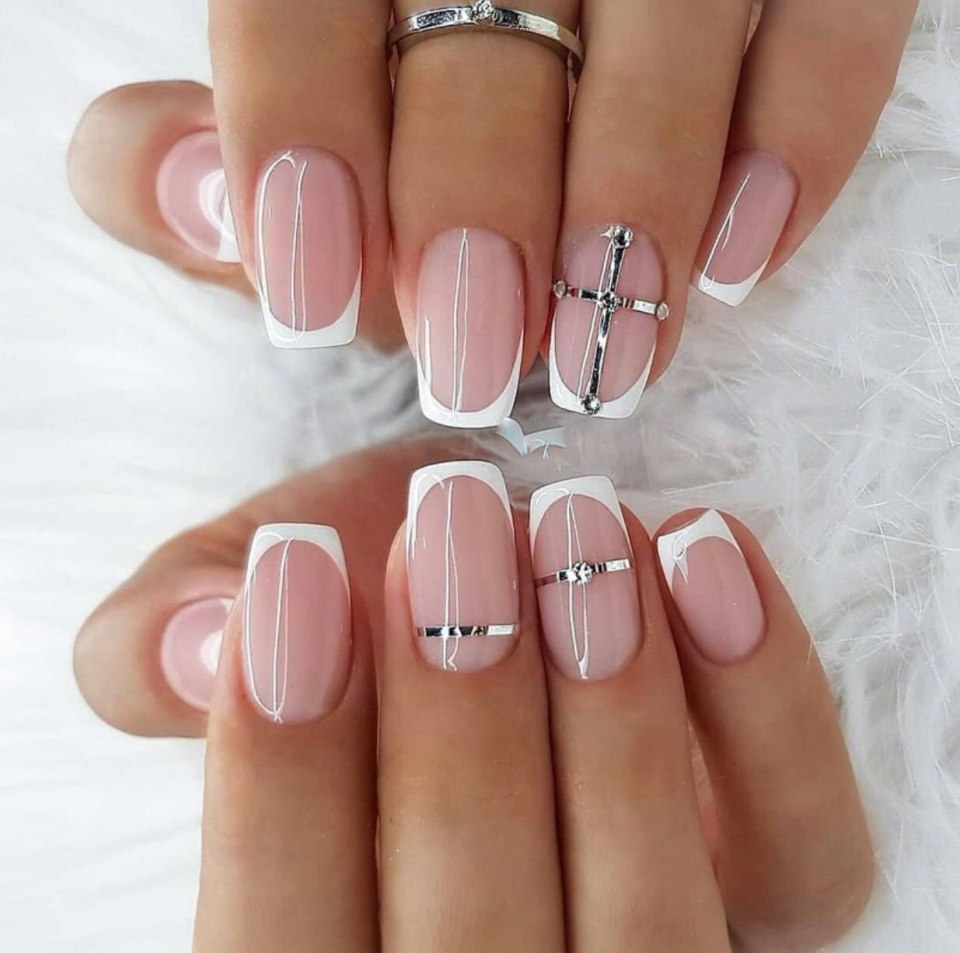 Красивый нежный маникюр с полосками