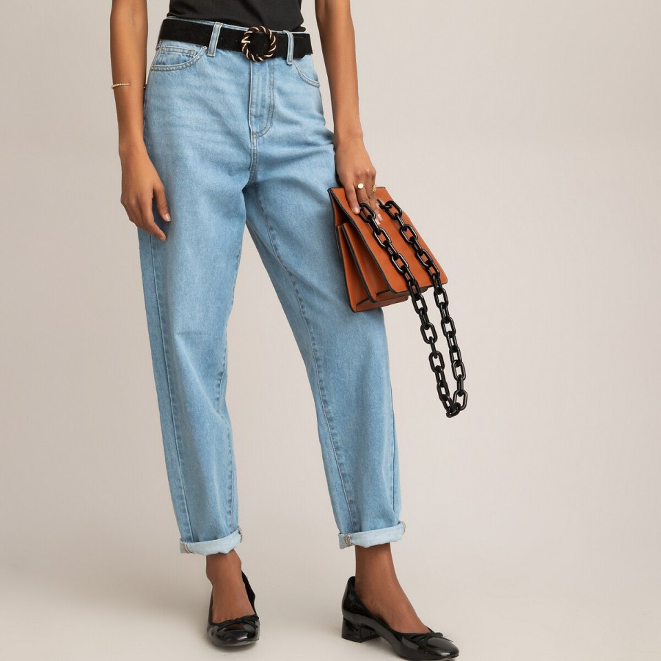 Черные джинсы мом на белом фоне