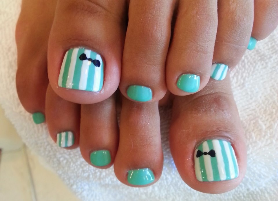 Бирюзовый педикюр