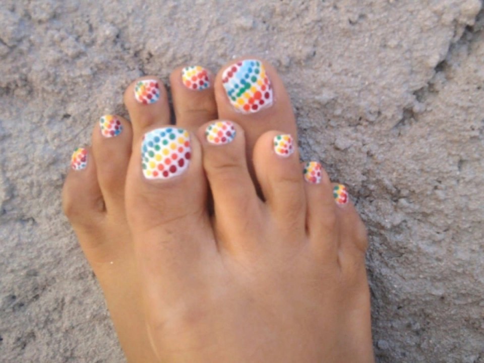 Яркий маникюр и педикюр на море