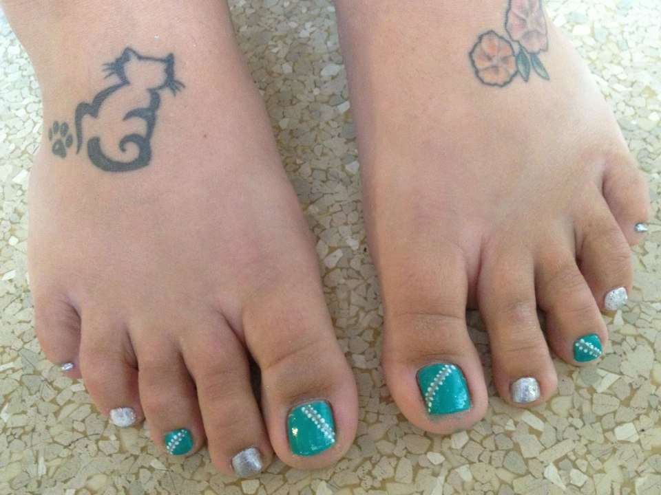 Мятный педикюр с рисунком