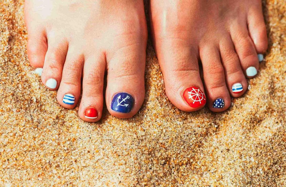 Пляжный педикюр красивый