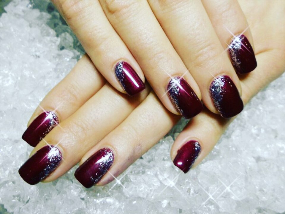 Бордовый маникюр с блестками