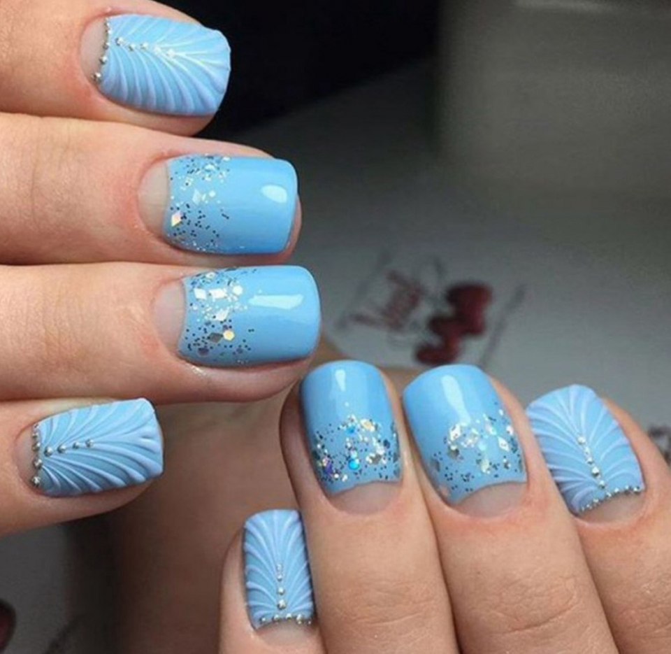 Зимний маникюр на короткие ногти