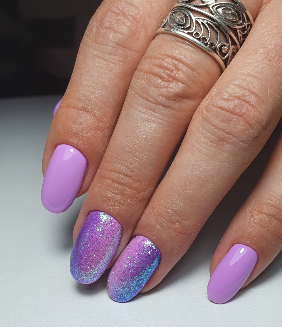 Сиреневые ногти с блестками