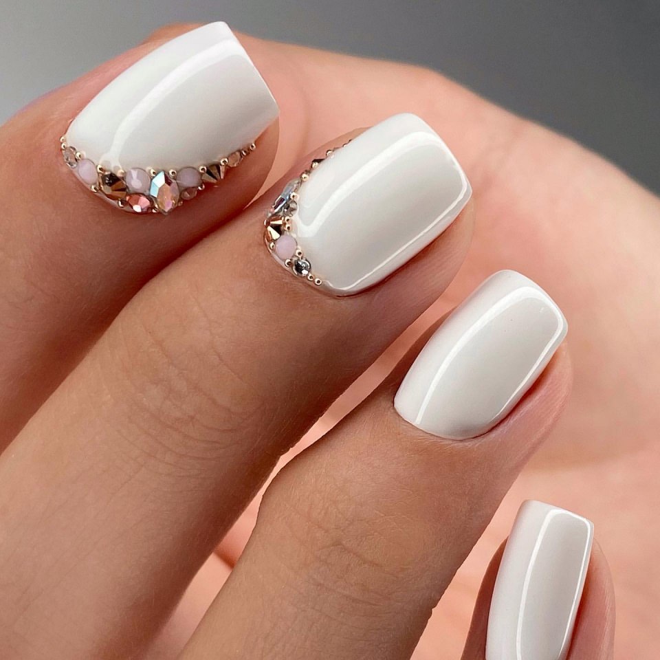 Белый маникюр на короткий квадрат 2021