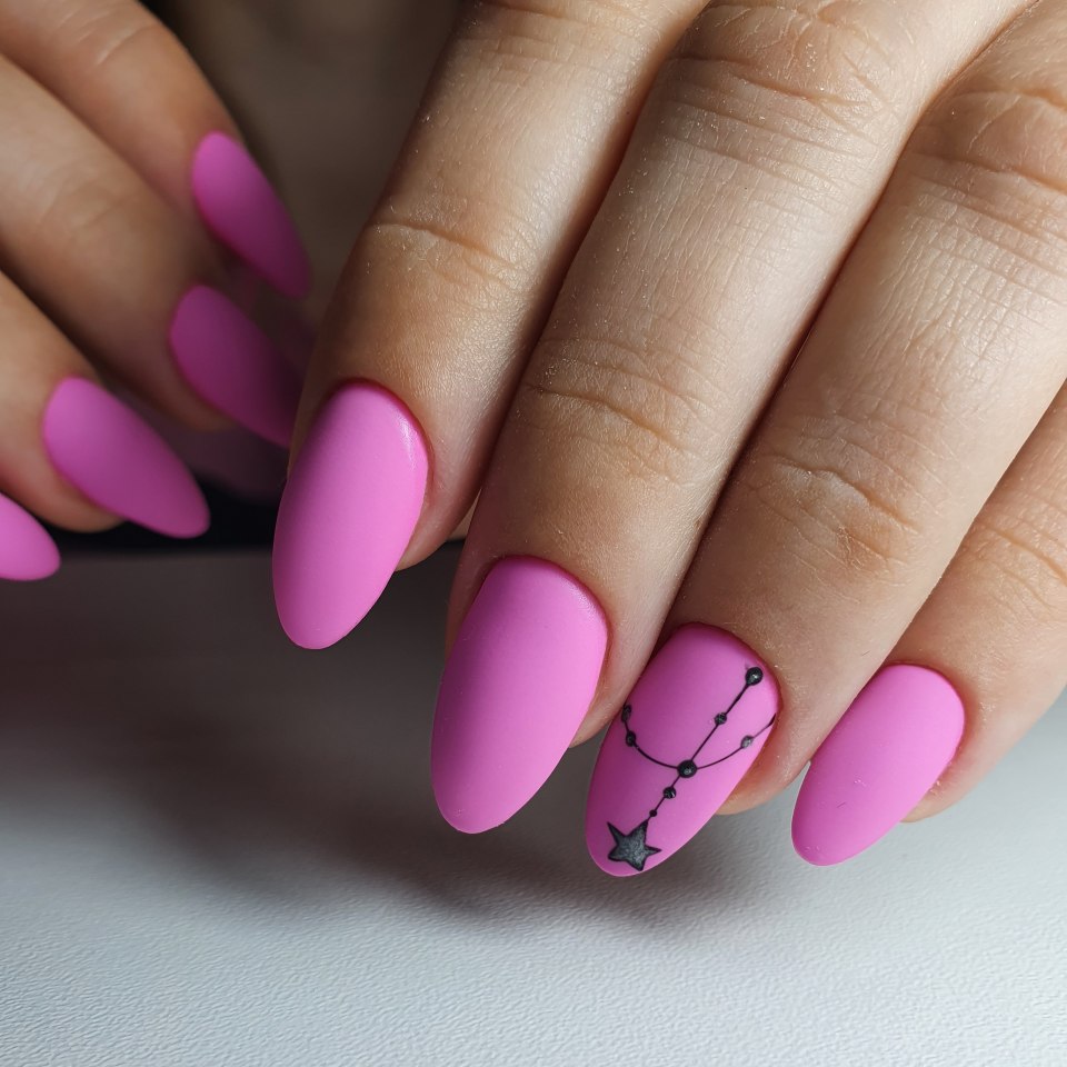 Ярко розовый матовый маникюр
