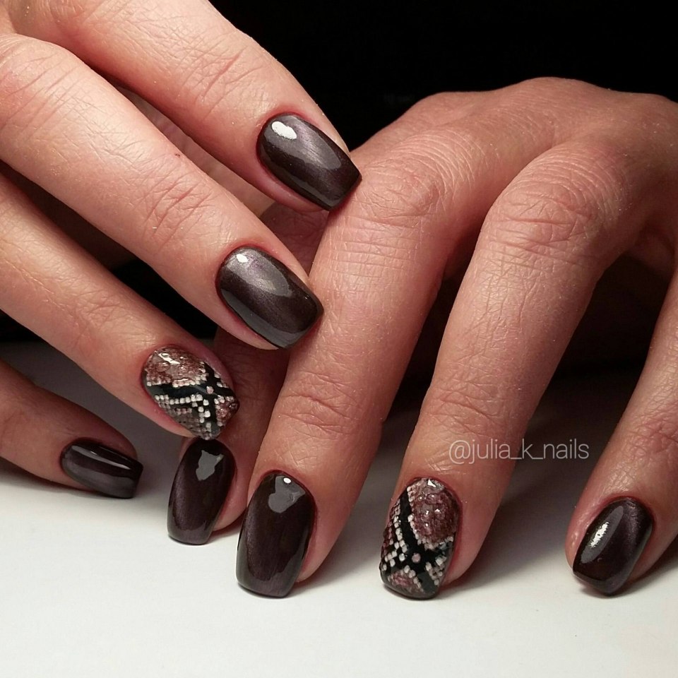 Темно-коричневый маникюр