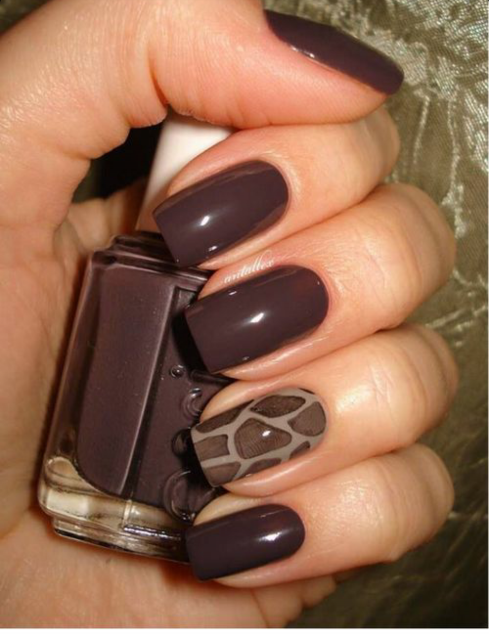Маникюр с темно коричневым лаком