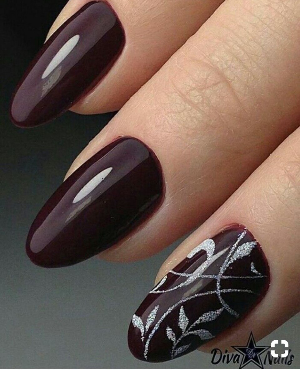 Нежный коричневый маникюр