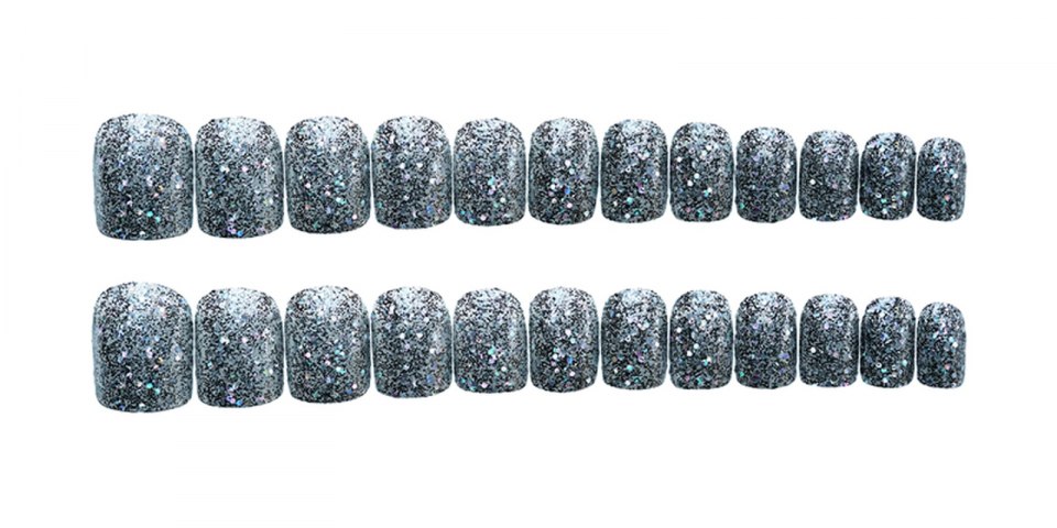 Новогодний дизайн ногтей с серебристыми блестками