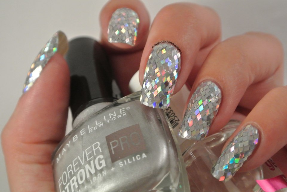 Белый маникюр с блестками на кончиках