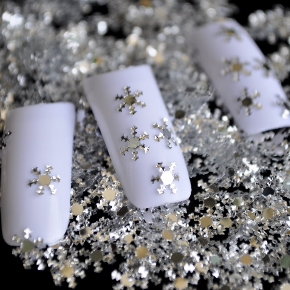 Белый маникюр с блемтяшкамт