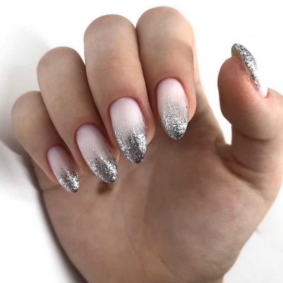 Маникюр серебристые блестки