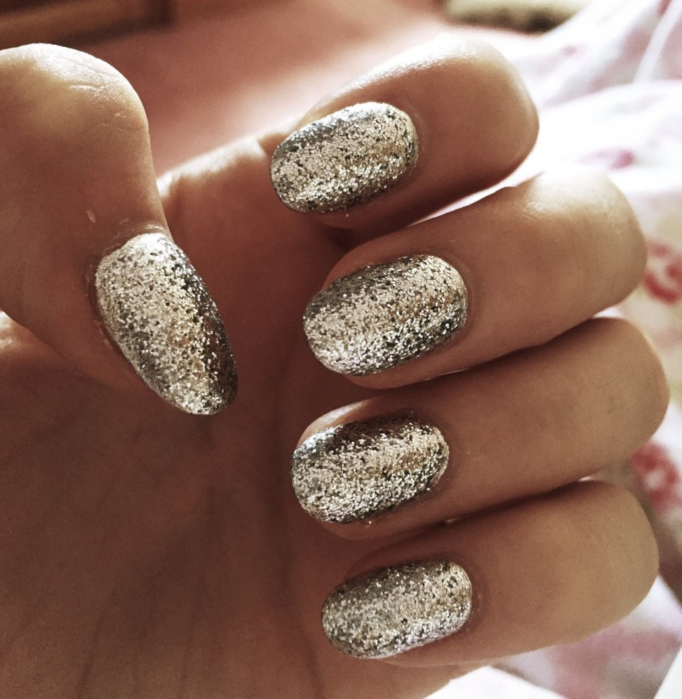 Серебристый и золотой маникюр