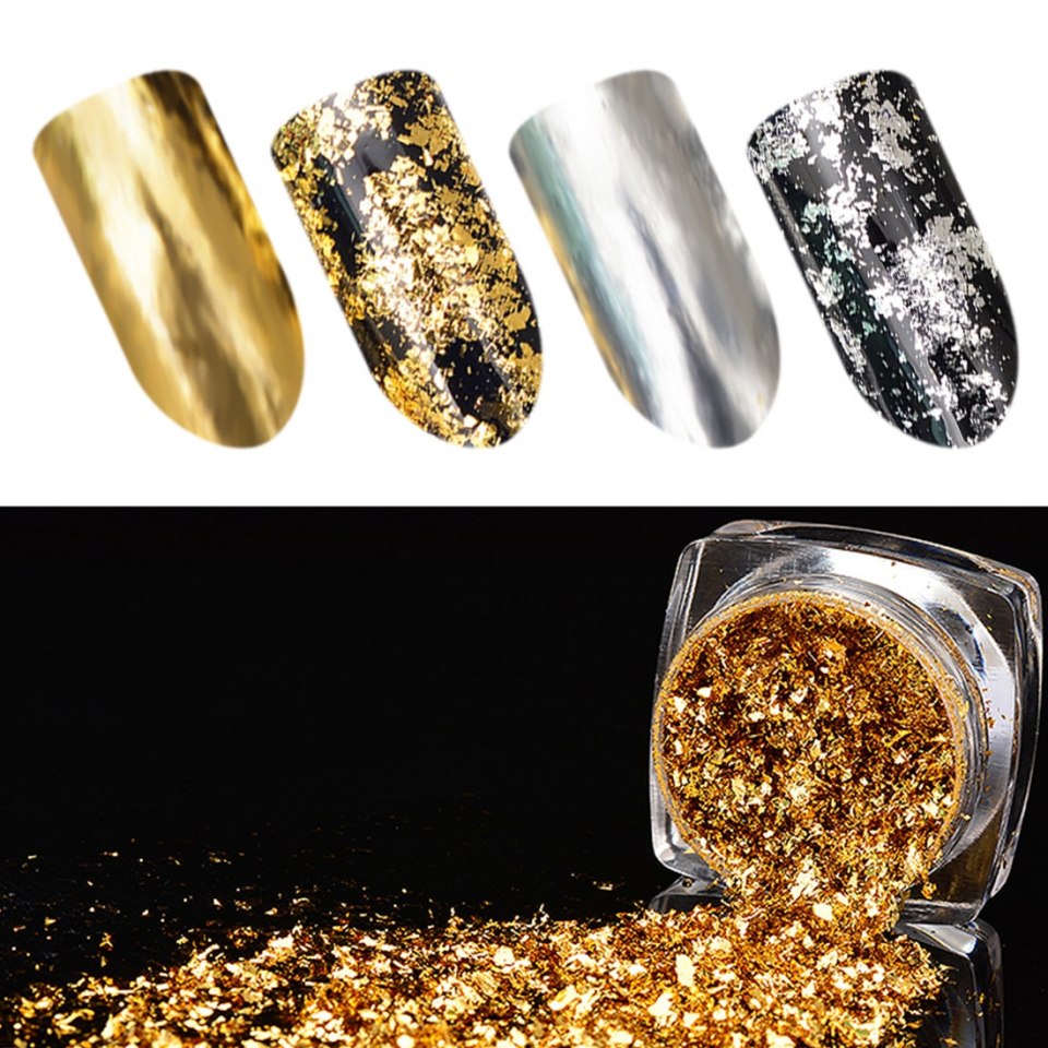 Маникюр с золотыми хлопьями