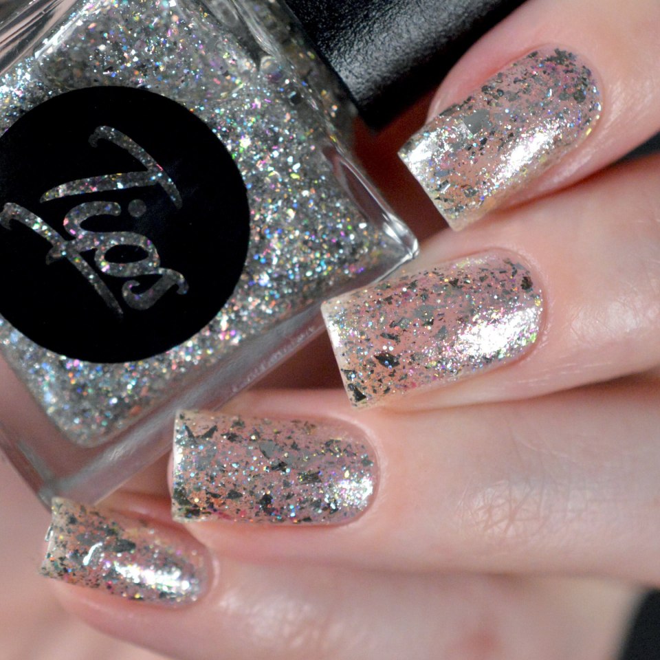 Ногти с серебристыми блестками