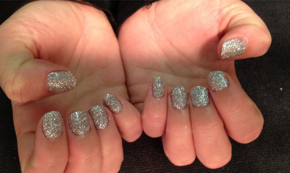 Шеллак с серебром на короткие ногти