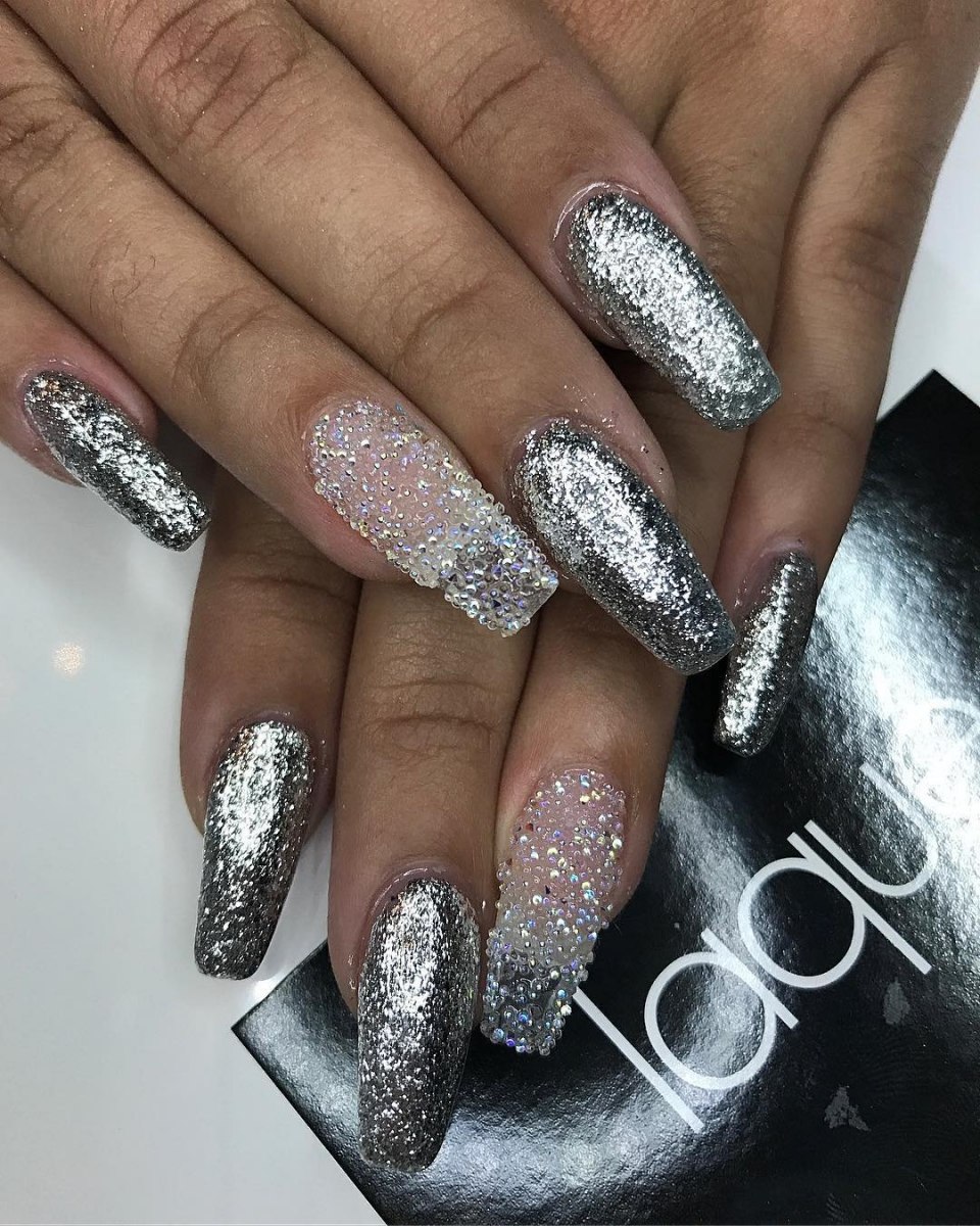 Серебристый маникюр