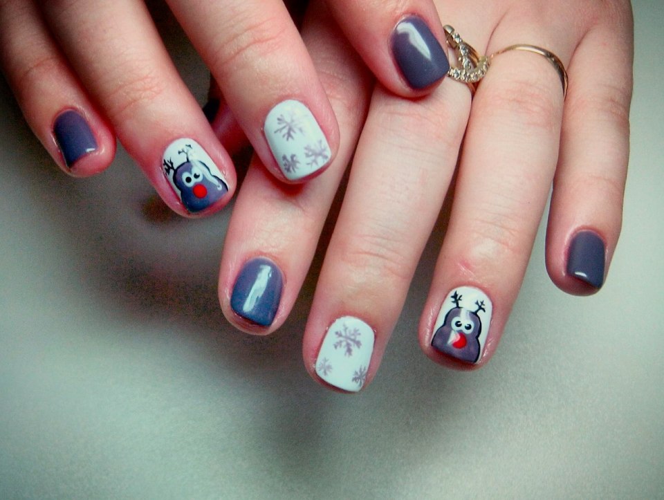 Новогодний маникюр на короткие ногти шеллак с оленями