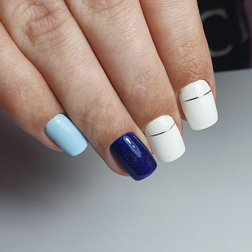 Синий маникюр с серебряными полосками