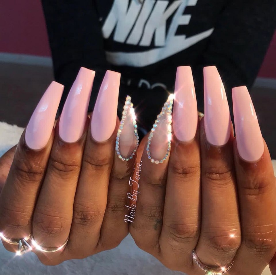 Длинные ногти с острым кончиком