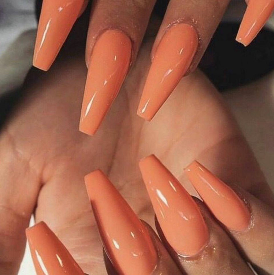 Оранжевый маникюр на длинные ногти острые